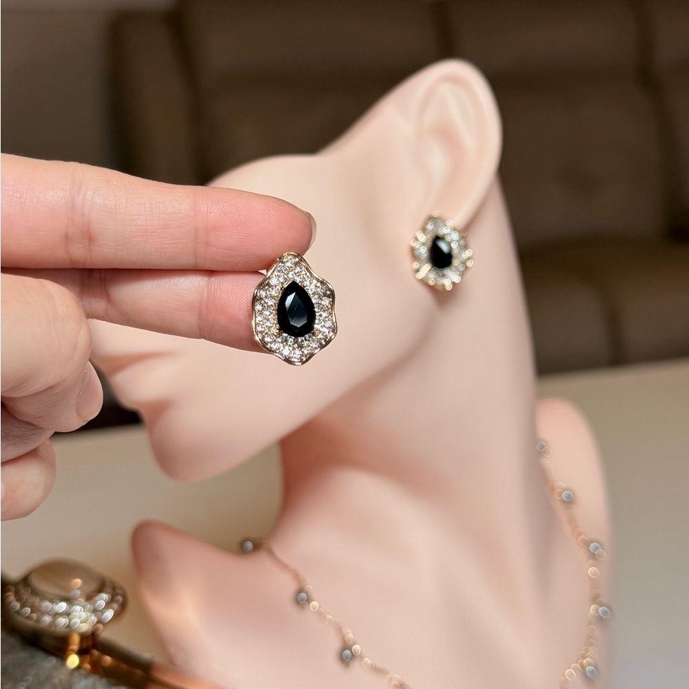 Elegant Black and Gold Teardrop Earrings - Picture 9 of 11